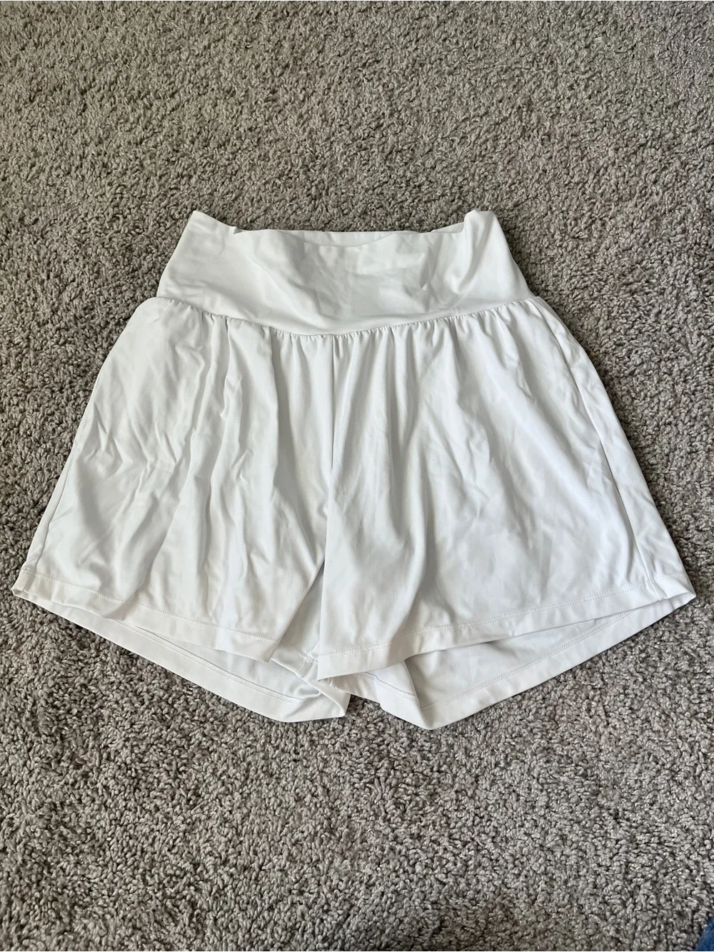 HALARA Softly Zero Airy Super High Waisted Shorts 3”. Size L White